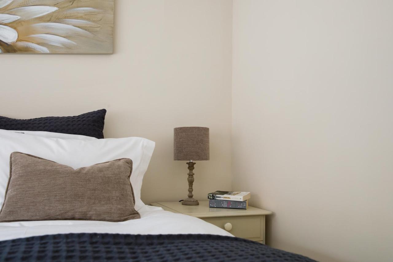 'Orchard Croft Lodge - Chichester', Book-Direct, New Home 1,367 Sq' Ft' , Can Sleep 8 On Request , Split & Link 'Super King' Size Beds, Free Wi-Fi, Sky Tv & Sky Sports, 9 - Minutes From West Wittering Beach, Very Quiet Location, Dog Friendly المظهر الخارجي الصورة