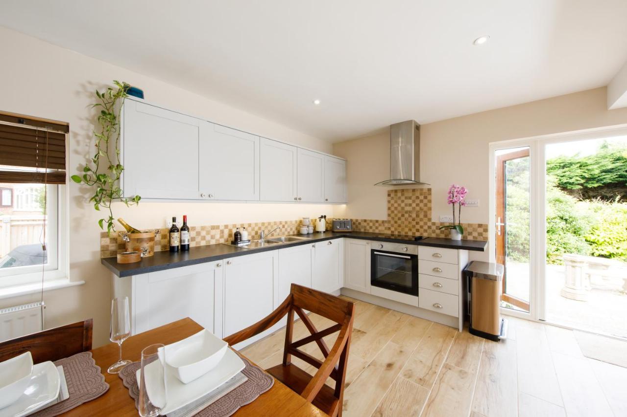 'Orchard Croft Lodge - Chichester', Book-Direct, New Home 1,367 Sq' Ft' , Can Sleep 8 On Request , Split & Link 'Super King' Size Beds, Free Wi-Fi, Sky Tv & Sky Sports, 9 - Minutes From West Wittering Beach, Very Quiet Location, Dog Friendly المظهر الخارجي الصورة