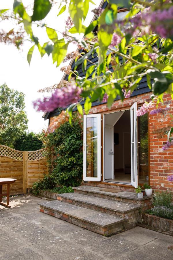'Orchard Croft Lodge - Chichester', Book-Direct, New Home 1,367 Sq' Ft' , Can Sleep 8 On Request , Split & Link 'Super King' Size Beds, Free Wi-Fi, Sky Tv & Sky Sports, 9 - Minutes From West Wittering Beach, Very Quiet Location, Dog Friendly المظهر الخارجي الصورة