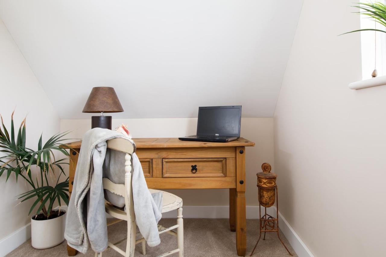 'Orchard Croft Lodge - Chichester', Book-Direct, New Home 1,367 Sq' Ft' , Can Sleep 8 On Request , Split & Link 'Super King' Size Beds, Free Wi-Fi, Sky Tv & Sky Sports, 9 - Minutes From West Wittering Beach, Very Quiet Location, Dog Friendly المظهر الخارجي الصورة