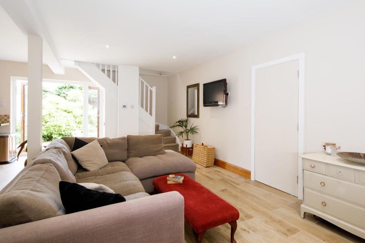 'Orchard Croft Lodge - Chichester', Book-Direct, New Home 1,367 Sq' Ft' , Can Sleep 8 On Request , Split & Link 'Super King' Size Beds, Free Wi-Fi, Sky Tv & Sky Sports, 9 - Minutes From West Wittering Beach, Very Quiet Location, Dog Friendly المظهر الخارجي الصورة
