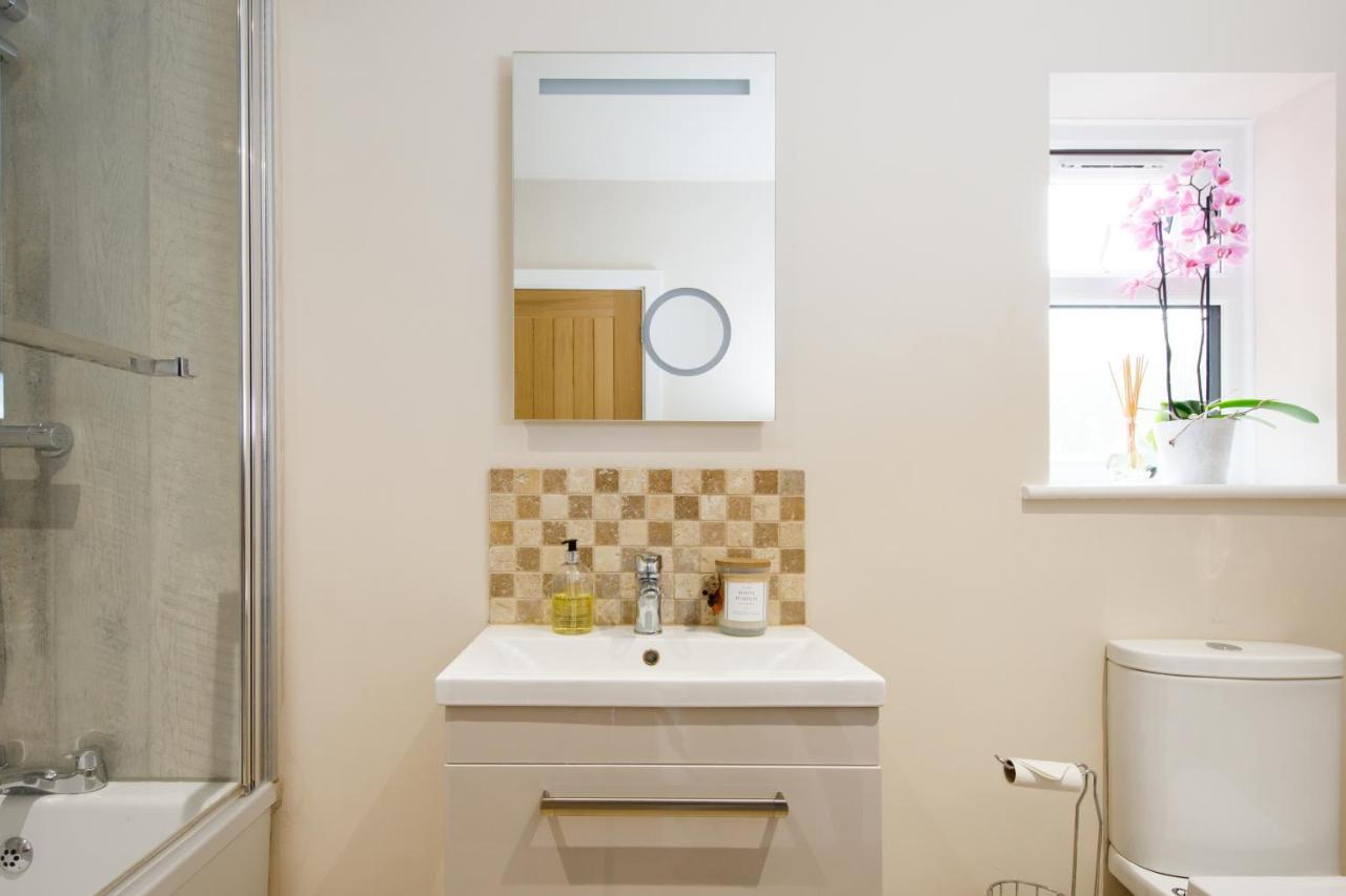 'Orchard Croft Lodge - Chichester', Book-Direct, New Home 1,367 Sq' Ft' , Can Sleep 8 On Request , Split & Link 'Super King' Size Beds, Free Wi-Fi, Sky Tv & Sky Sports, 9 - Minutes From West Wittering Beach, Very Quiet Location, Dog Friendly المظهر الخارجي الصورة
