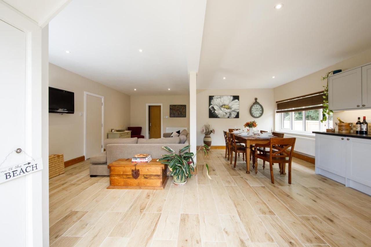 'Orchard Croft Lodge - Chichester', Book-Direct, New Home 1,367 Sq' Ft' , Can Sleep 8 On Request , Split & Link 'Super King' Size Beds, Free Wi-Fi, Sky Tv & Sky Sports, 9 - Minutes From West Wittering Beach, Very Quiet Location, Dog Friendly المظهر الخارجي الصورة