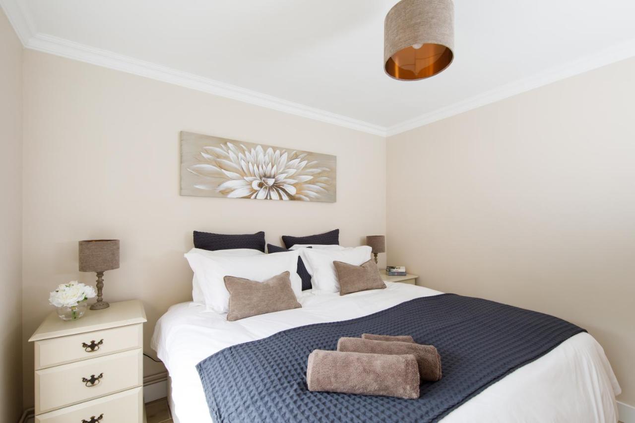 'Orchard Croft Lodge - Chichester', Book-Direct, New Home 1,367 Sq' Ft' , Can Sleep 8 On Request , Split & Link 'Super King' Size Beds, Free Wi-Fi, Sky Tv & Sky Sports, 9 - Minutes From West Wittering Beach, Very Quiet Location, Dog Friendly المظهر الخارجي الصورة