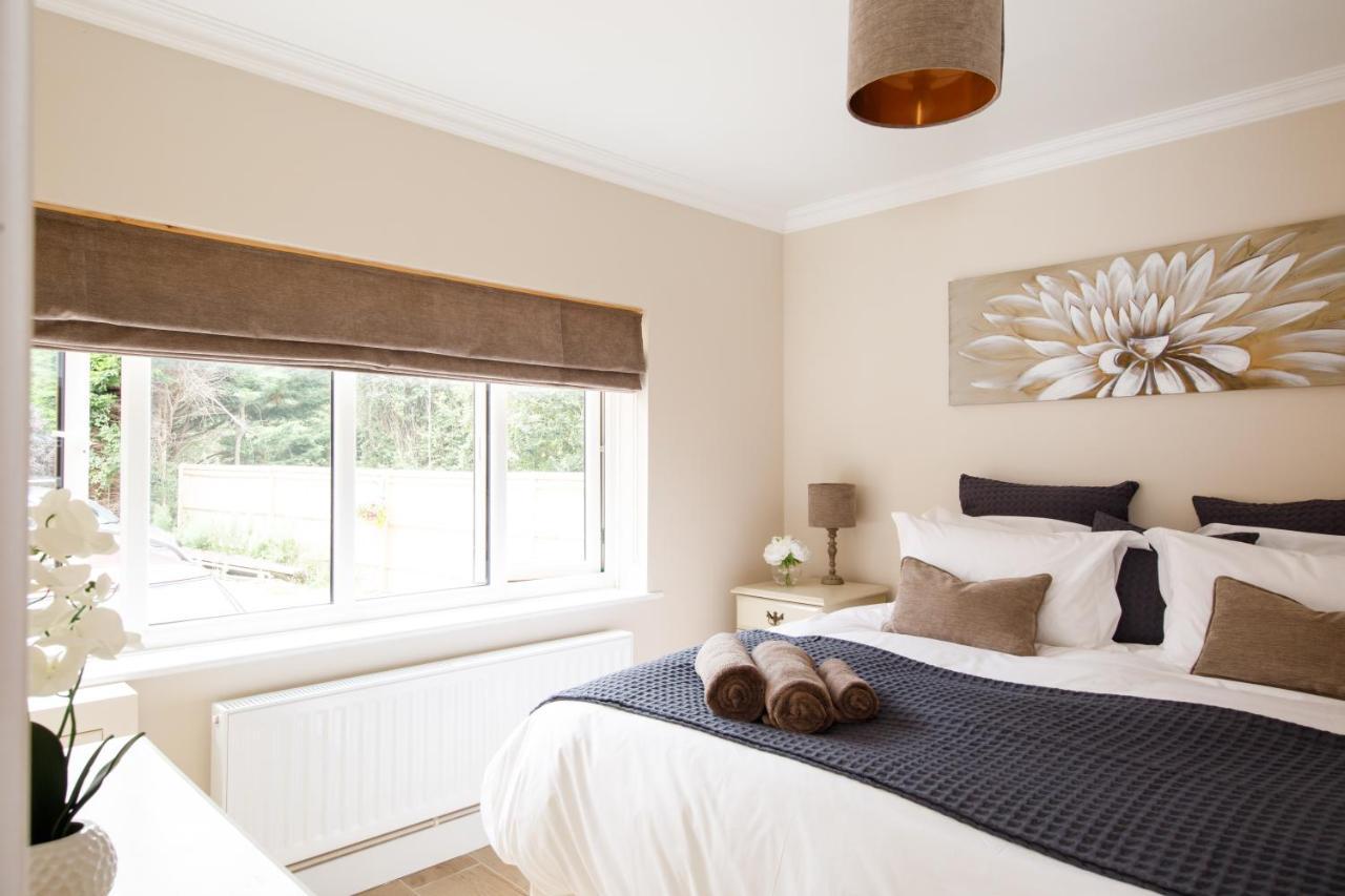'Orchard Croft Lodge - Chichester', Book-Direct, New Home 1,367 Sq' Ft' , Can Sleep 8 On Request , Split & Link 'Super King' Size Beds, Free Wi-Fi, Sky Tv & Sky Sports, 9 - Minutes From West Wittering Beach, Very Quiet Location, Dog Friendly المظهر الخارجي الصورة