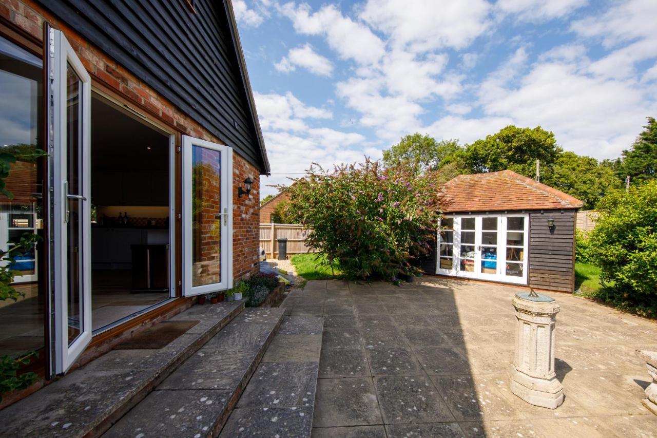 'Orchard Croft Lodge - Chichester', Book-Direct, New Home 1,367 Sq' Ft' , Can Sleep 8 On Request , Split & Link 'Super King' Size Beds, Free Wi-Fi, Sky Tv & Sky Sports, 9 - Minutes From West Wittering Beach, Very Quiet Location, Dog Friendly المظهر الخارجي الصورة