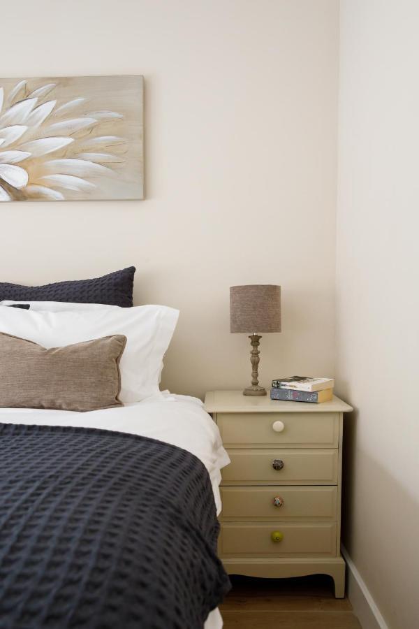 'Orchard Croft Lodge - Chichester', Book-Direct, New Home 1,367 Sq' Ft' , Can Sleep 8 On Request , Split & Link 'Super King' Size Beds, Free Wi-Fi, Sky Tv & Sky Sports, 9 - Minutes From West Wittering Beach, Very Quiet Location, Dog Friendly المظهر الخارجي الصورة