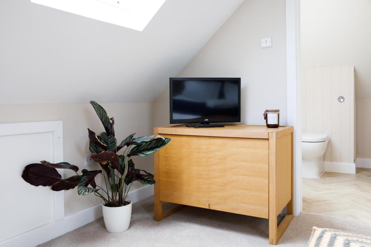 'Orchard Croft Lodge - Chichester', Book-Direct, New Home 1,367 Sq' Ft' , Can Sleep 8 On Request , Split & Link 'Super King' Size Beds, Free Wi-Fi, Sky Tv & Sky Sports, 9 - Minutes From West Wittering Beach, Very Quiet Location, Dog Friendly المظهر الخارجي الصورة