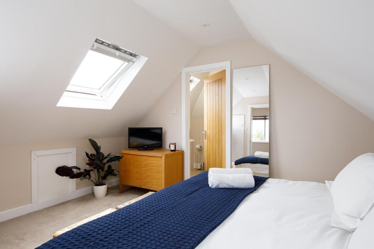 'Orchard Croft Lodge - Chichester', Book-Direct, New Home 1,367 Sq' Ft' , Can Sleep 8 On Request , Split & Link 'Super King' Size Beds, Free Wi-Fi, Sky Tv & Sky Sports, 9 - Minutes From West Wittering Beach, Very Quiet Location, Dog Friendly المظهر الخارجي الصورة