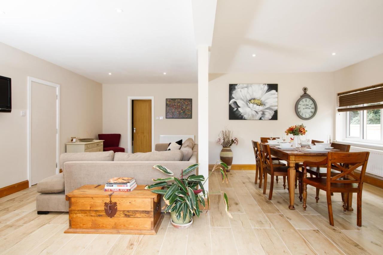 'Orchard Croft Lodge - Chichester', Book-Direct, New Home 1,367 Sq' Ft' , Can Sleep 8 On Request , Split & Link 'Super King' Size Beds, Free Wi-Fi, Sky Tv & Sky Sports, 9 - Minutes From West Wittering Beach, Very Quiet Location, Dog Friendly المظهر الخارجي الصورة
